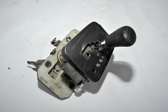 8 SERİSİ ÇIKMA PARÇA VİTES KUTUSU.JPG